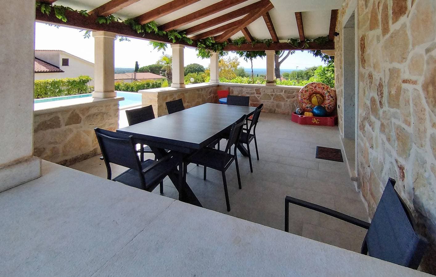 Foto 12 von 37: Gemütliche 2-Zimmer-Wohnung mit Pool, WLAN und Parkplatz in Labinci, in der Nähe von Restaurants