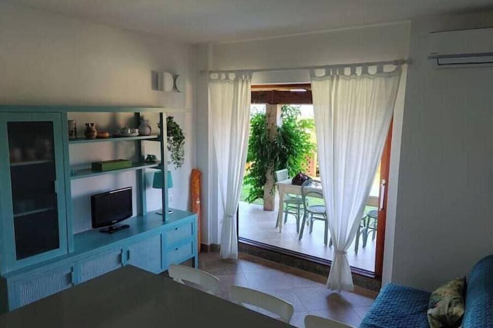 Foto 12 von 30: When all is silent, the sea speaks: beachfront with garden and patio