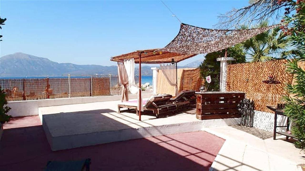 Παραθαλάσσια εξοχική κατοικία 1