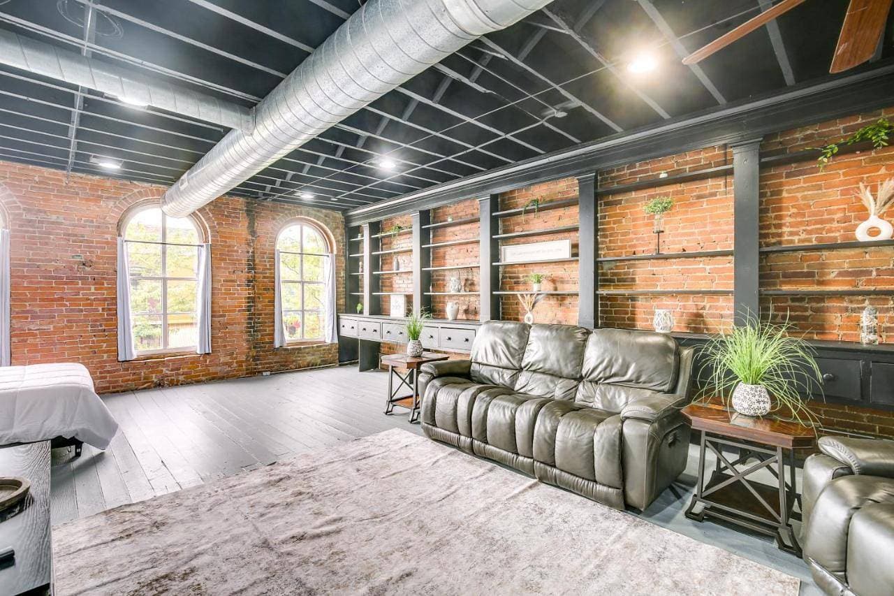 Walk to River and Shops Downtown Hannibal Loft 1