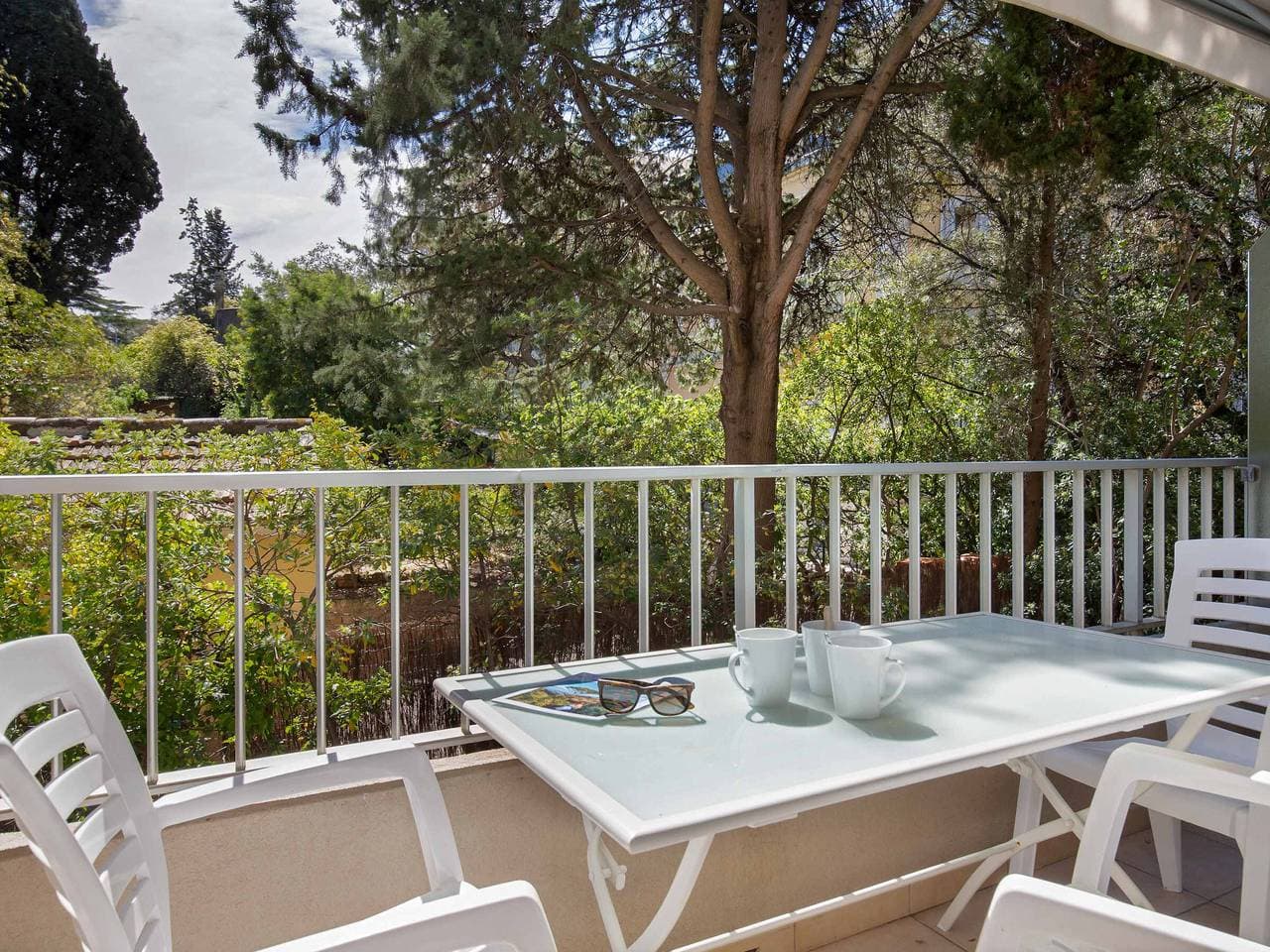 Foto 3 von 12: Au Coeur de Saint-Raphaël: Studio pour 3, Climatisé, Balcon à 50m de la Plage, WiFi, Parking Dispo