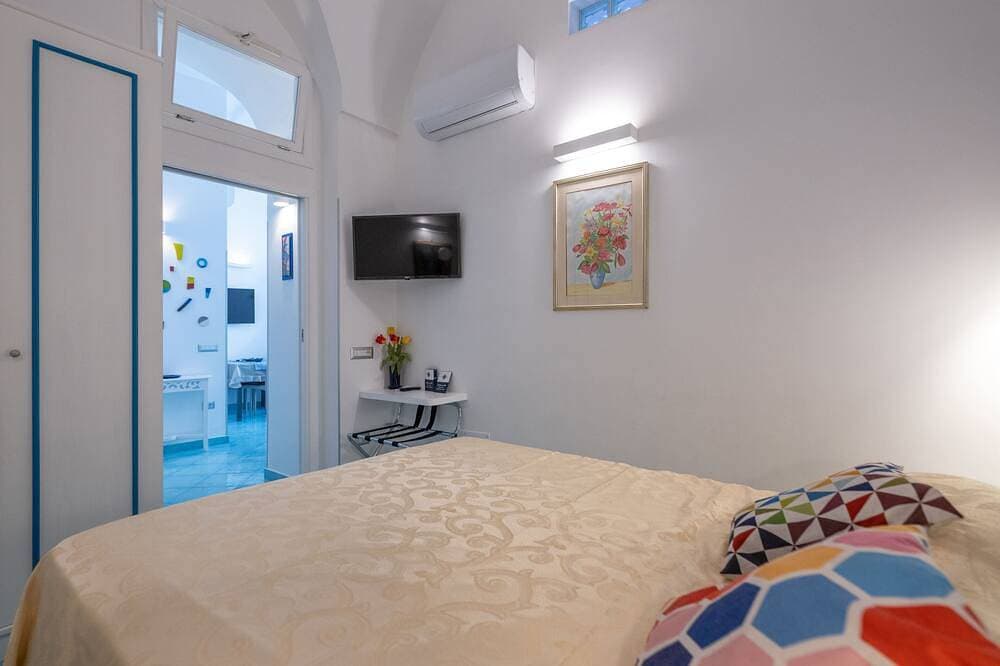 Foto 13 von 30: Grecale: stunning sea-view apartment with patio - up to 5 guests