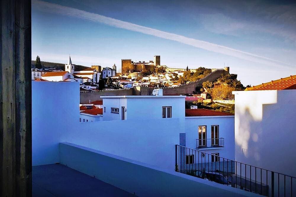 Foto 13 von 16: Villa mit Blick auf die Landschaft und die Burg