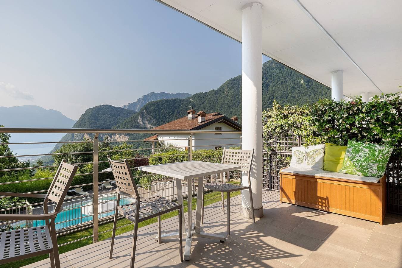 Foto 6 von 32: Eco del Garda – Deluxe Studio 101 mit überdachter Terrasse und Seeblick