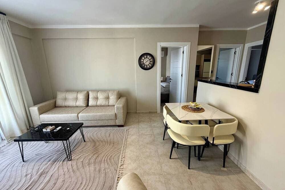 Foto 12 von 22: Pleasant Location 2Br Apt with Nice Views -- Keyifli Konumda Manzaralı 2+1 Daire