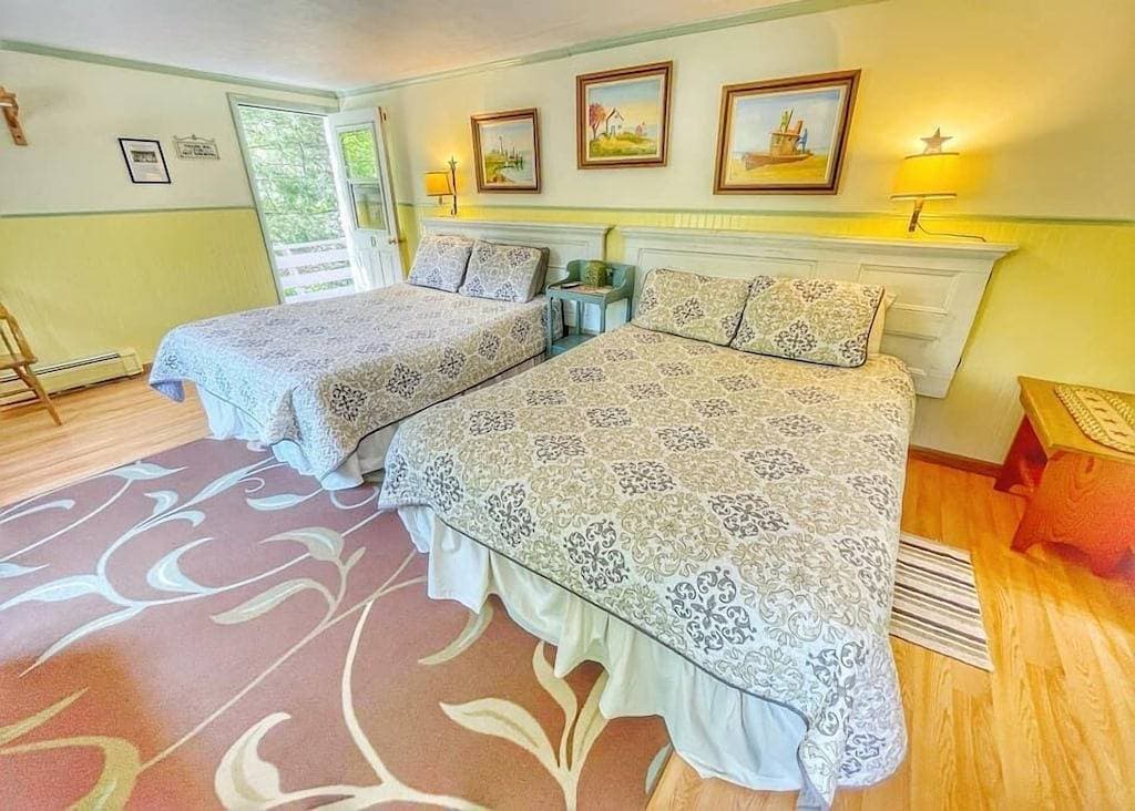 Foto 2 von 24: 20 Stunning Acadia Lodge w/AC Open Hearth Inn