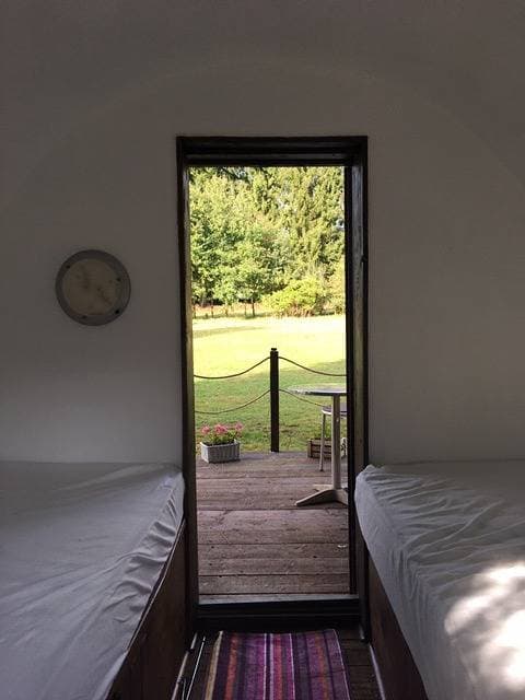 Foto 6 von 32: Blockhütte für 2 Personen mit Terrasse