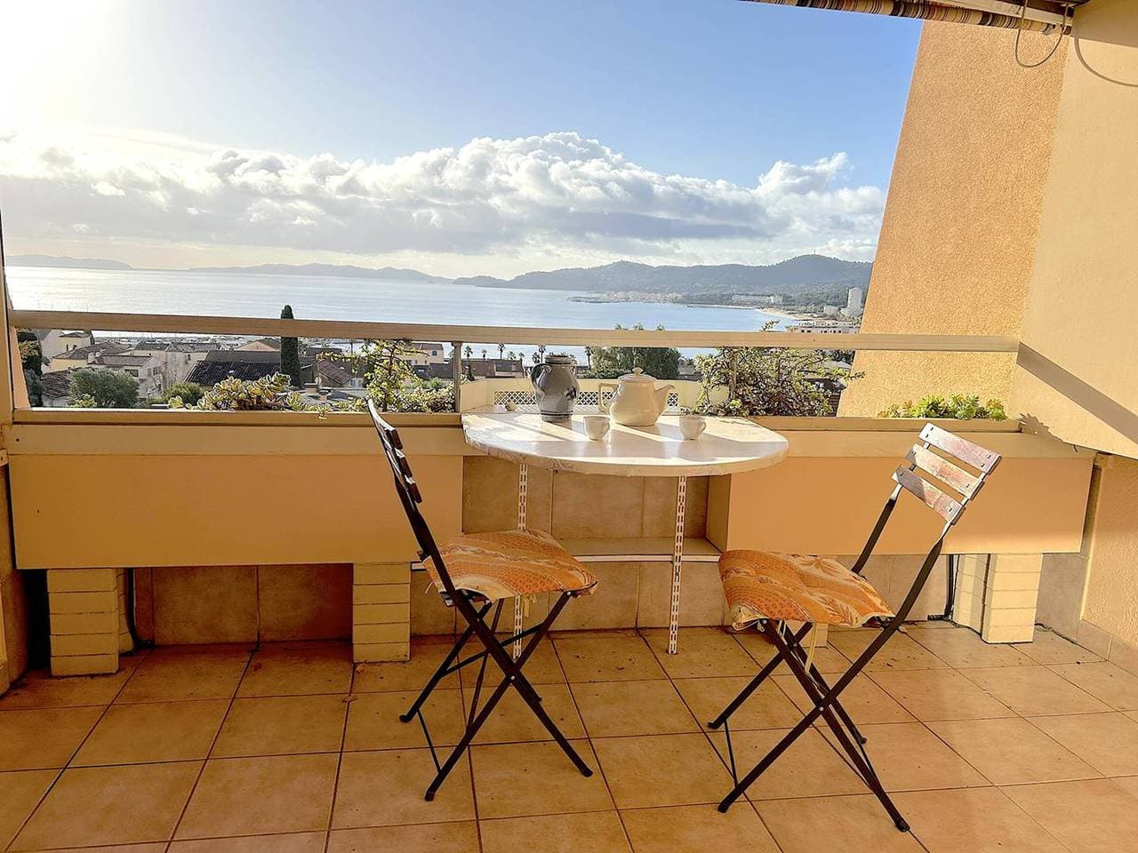 2-Zimmer-Wohnung in Le Lavandou mit Parkplatz nahe Strand, Terrasse mit Meerblick 1