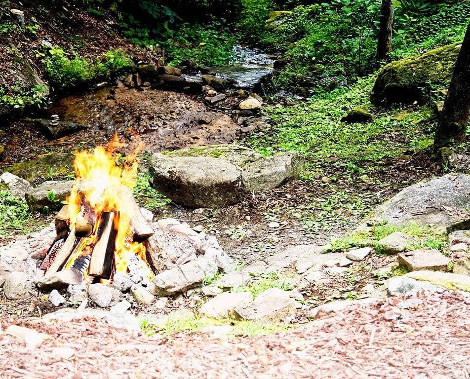 Foto 3 von 32: Dog Friendly, Polar Express, Hot tub, babbling creek