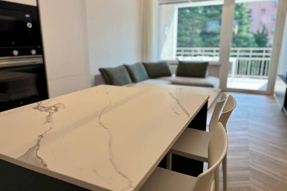 Foto 12 von 22: Luxurious new apartment with a terrace overlooking the lake on the Sarnico lakeshore.