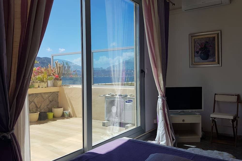 Foto 4 von 16: Großes, helles Studio mit Terrasse am Strand mit Meer- und Stadtblick