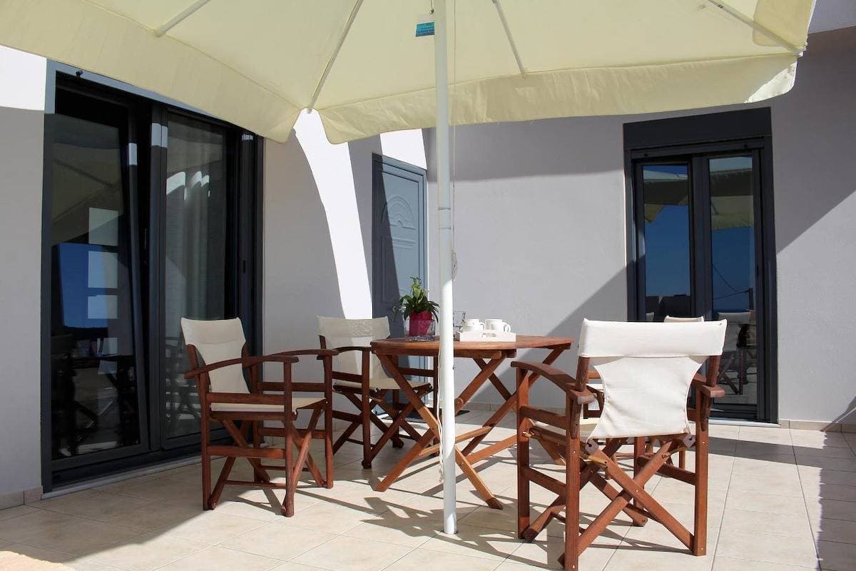 Foto 9 von 41: Weiter Blick auf Landschaft und Meer, Pool, 4 Pers. | Ferienhaus Triopetra, Kreta