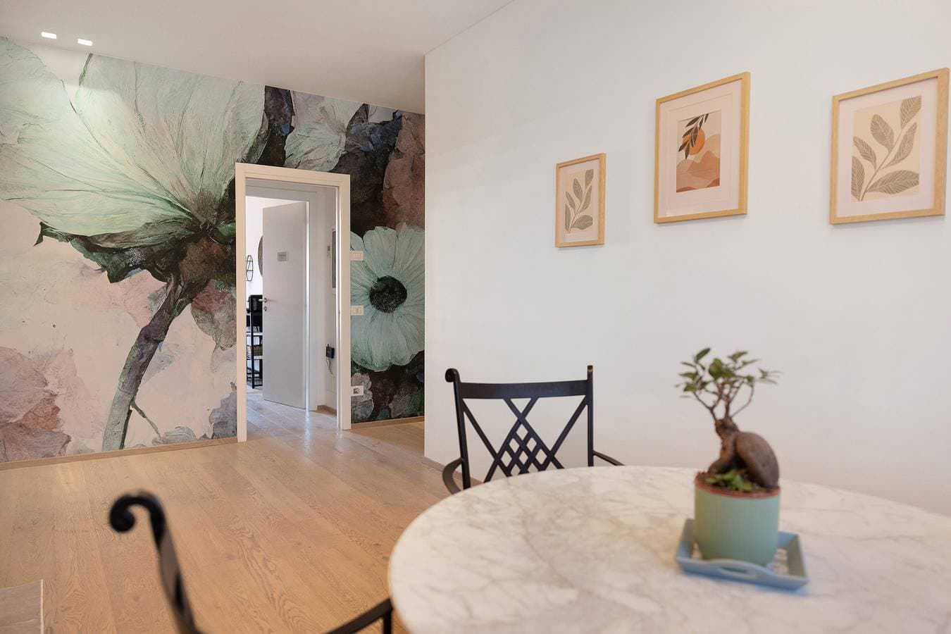 Foto 10 von 28: Suite Verona – WLAN & Klimaanlage, Helle Suite mit Ausblick