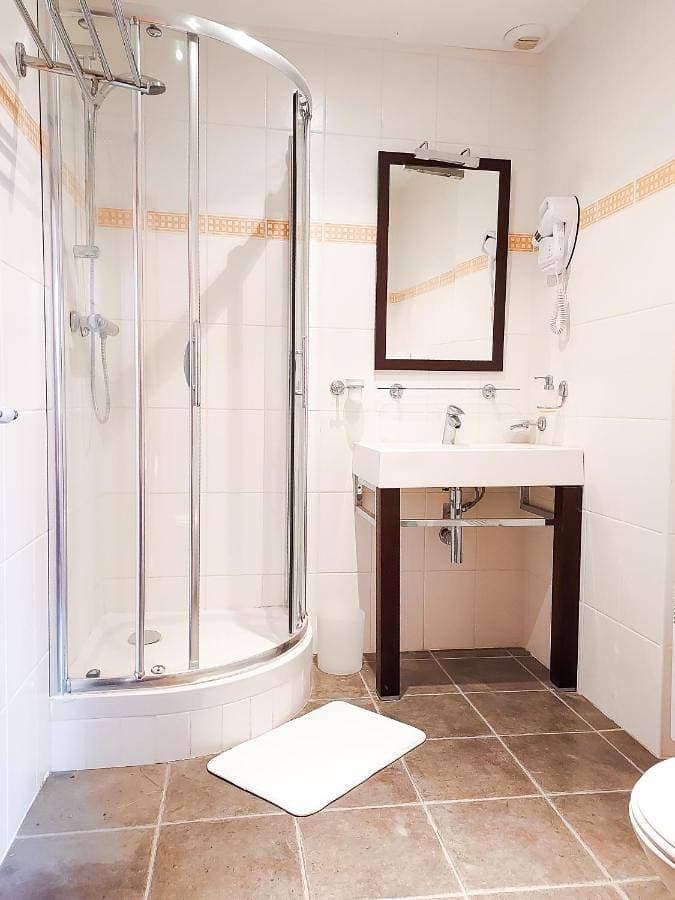 Foto 5 von 9: Double Room with Private Bathroom