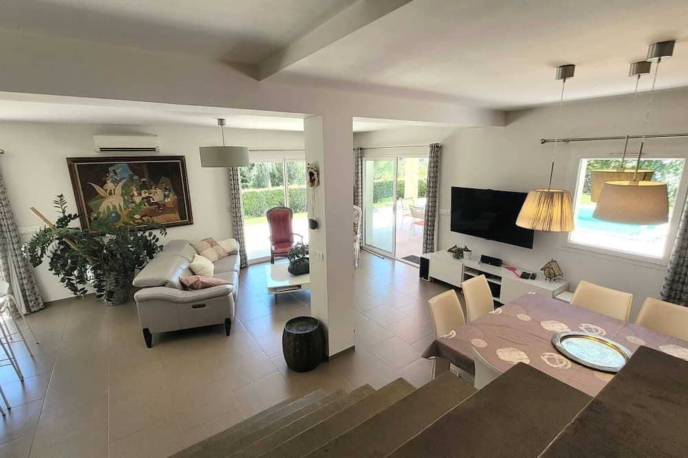 Foto 10 von 23: Zeitgenössische Villa mit modernem Pool