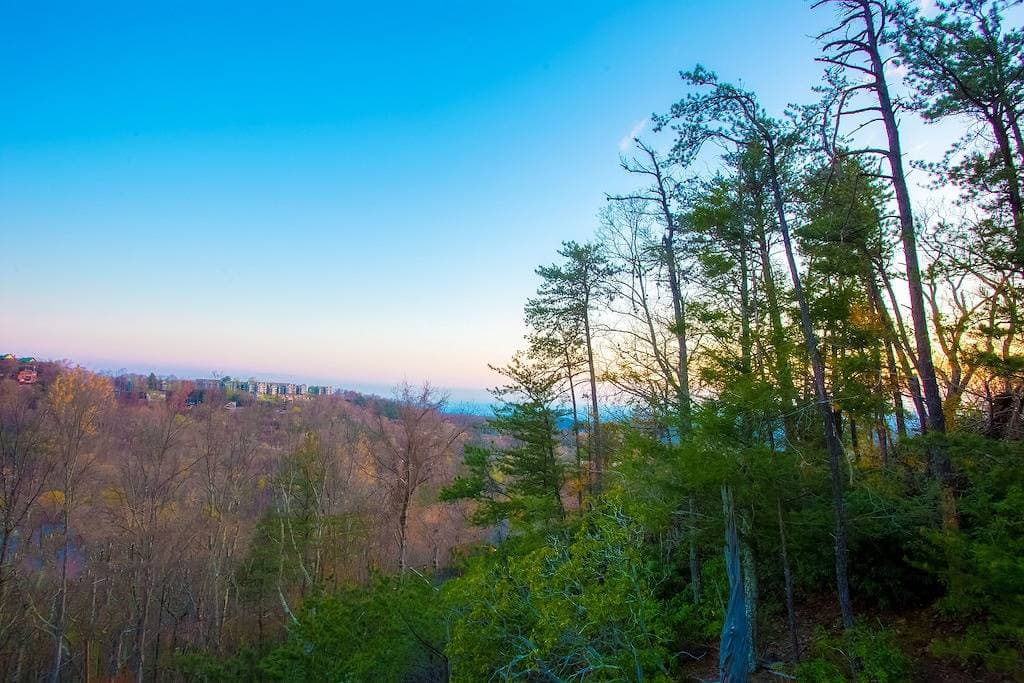 Foto 7 von 37: ❤️Romantic ✔ Hot Tub ★ Blick über Gatlinburg ✔ WIFI ★ KingBed