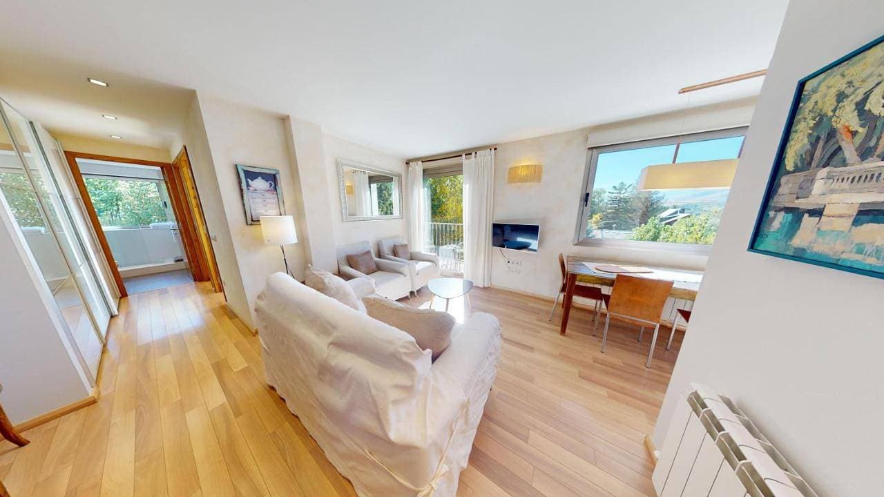 Foto 6 von 45: Two-Bedroom Apartment  with Balcony and Mountain View