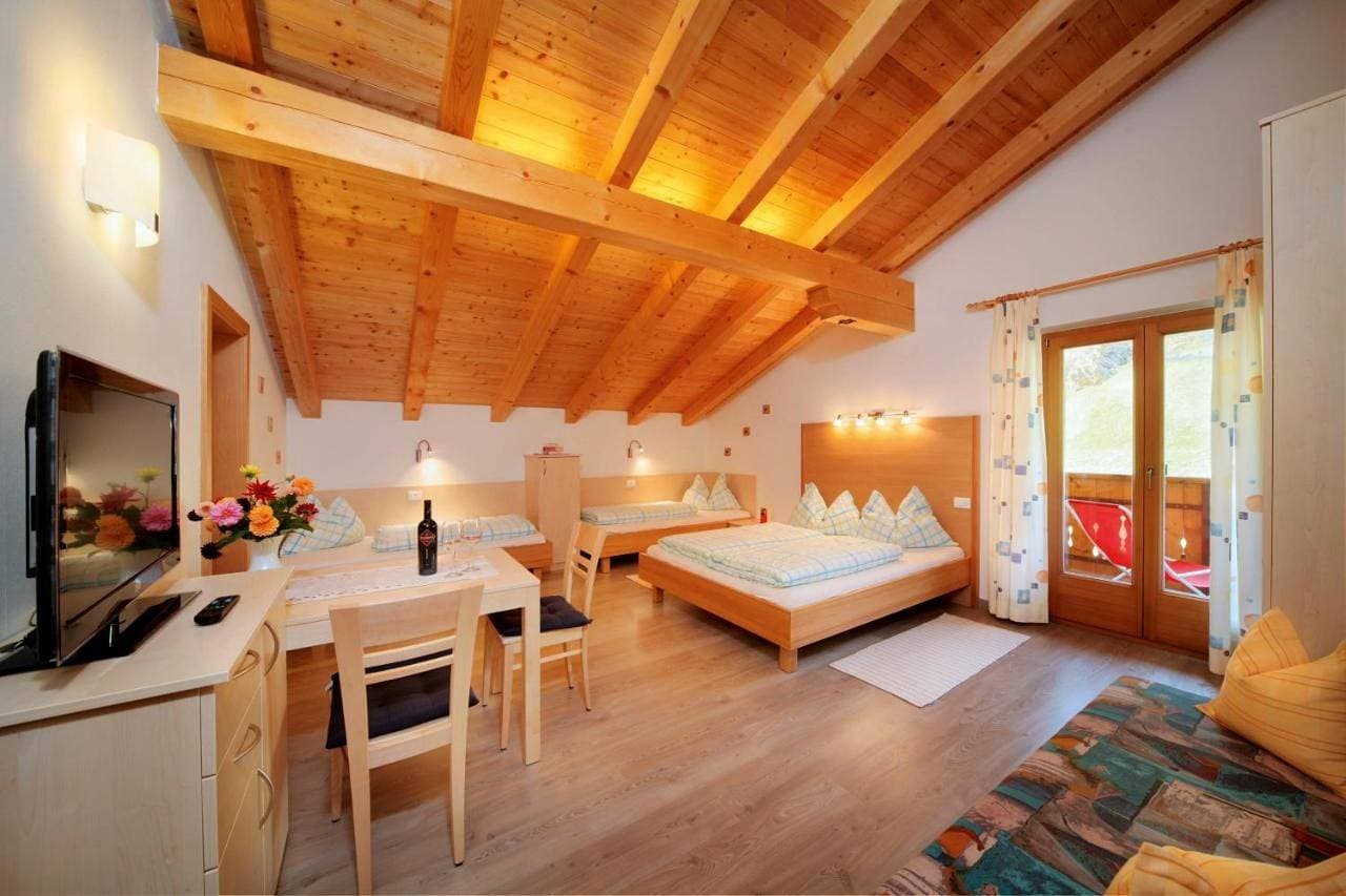 Foto 3 von 11: Double Room with Balcony