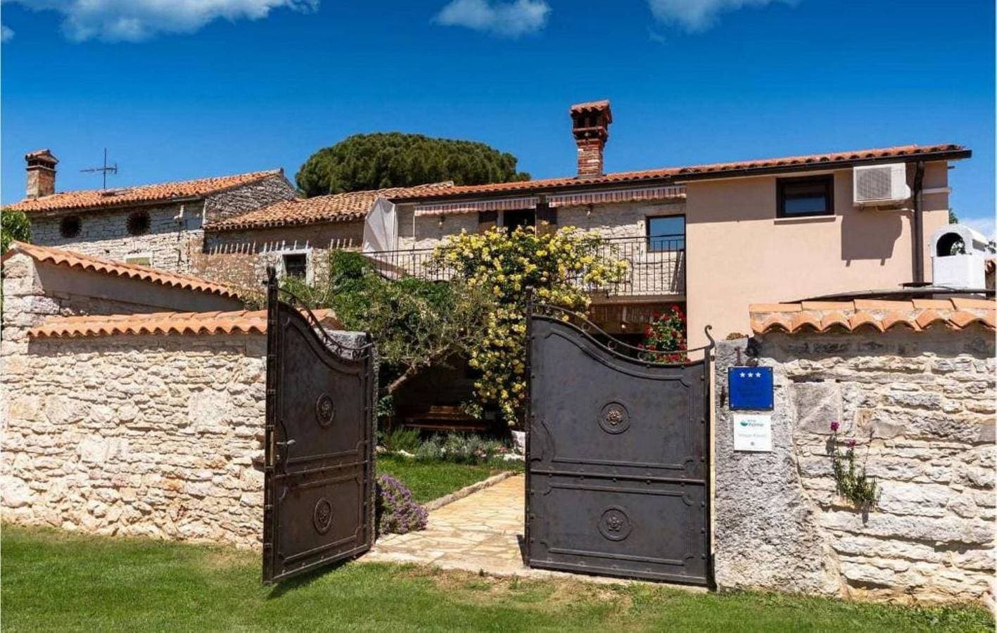 Rustikales und authentisches Ferienhaus mit BBQ, Babybett und hundefreundlich 1