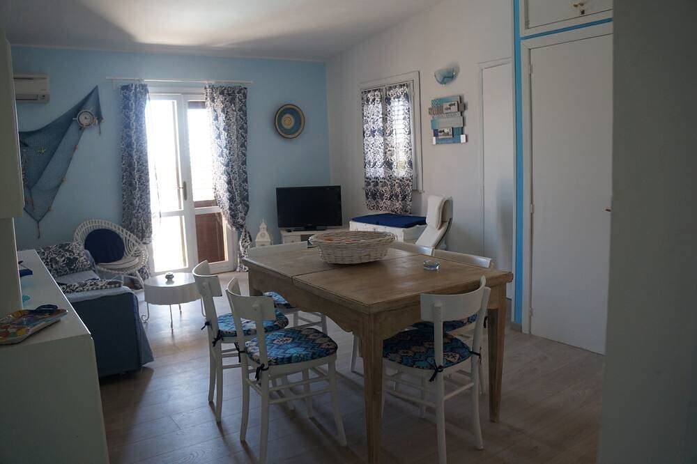 Foto 13 von 25: Schöne Wohnung in einer Villa, Privatstrand mit Sonnenschirmen und Liegen