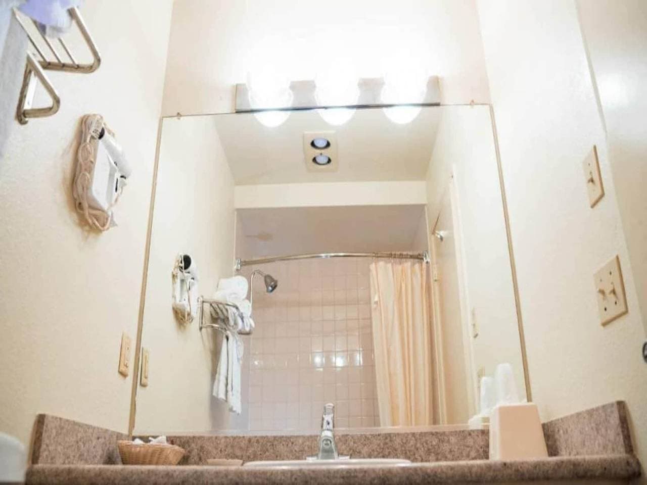 Foto 11 von 29: 1 Kingsize-Bett | Mobiler Zugang Badewanne Nsmk Kühlschrank