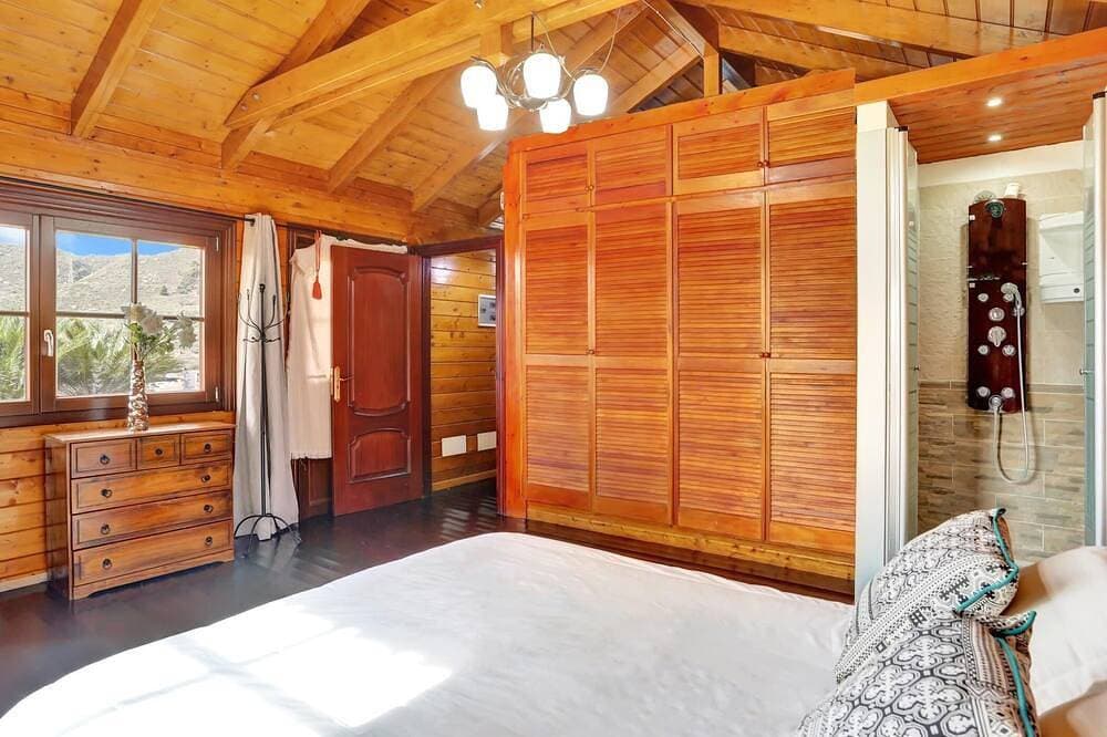 Foto 4 von 26: Wooden House with Private Pool Lush Garden