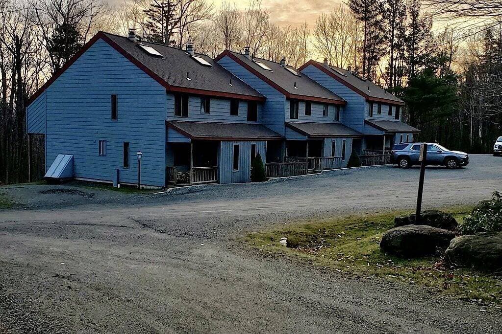 Foto 3 von 19: Mt. Snow Stadthaus mit Kamin, 1 Meile zu den Pisten mit Wochenend-Shuttle!