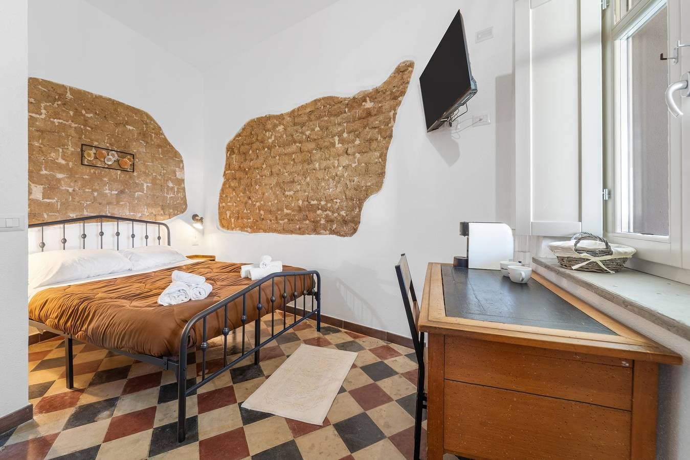 Foto 2 von 28: Zimmer 2 – Economy Doppelzimmer