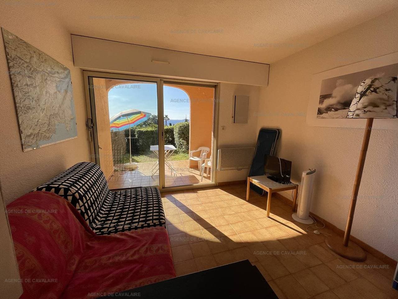 Foto 6 von 8: Erdgeschoss T2 mit Terrasse und Parkplatz