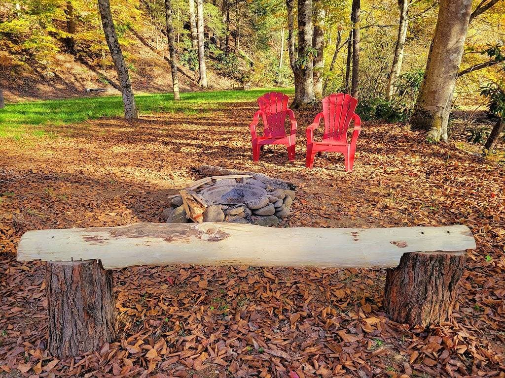 Foto 10 von 36: Cuddling On The Creek Couples only romantic \" Tiny Cabin\" retreat!!!!