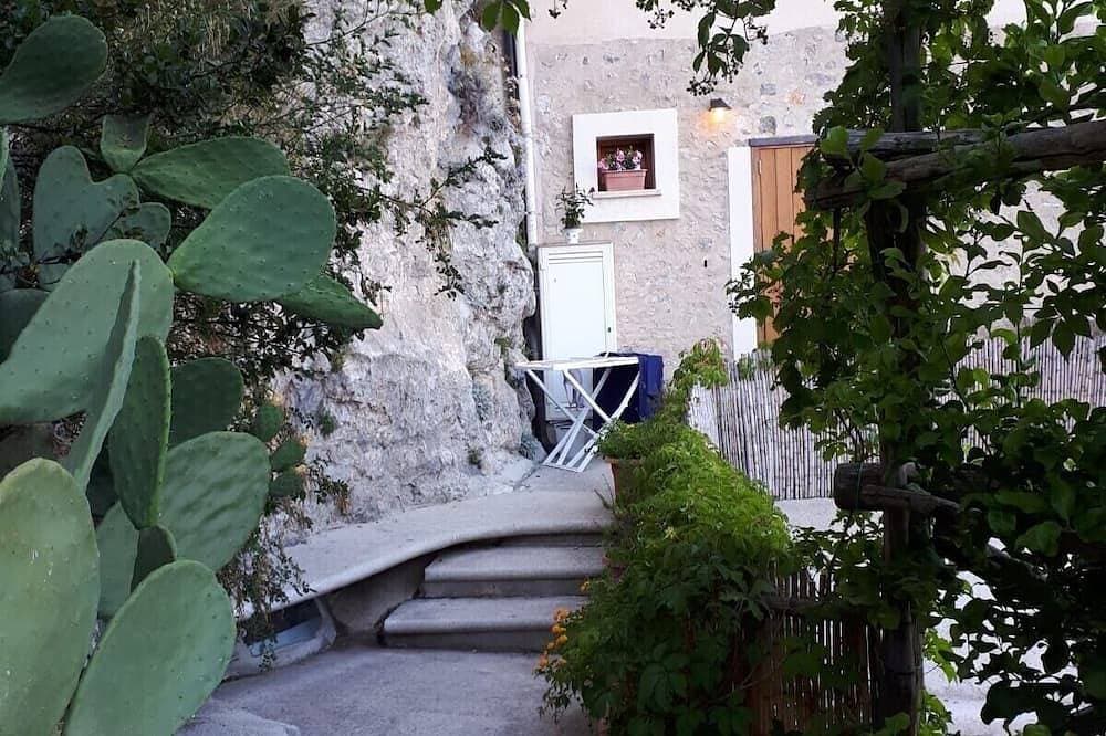 Foto 5 von 30: Villa With Terrace and Sea View