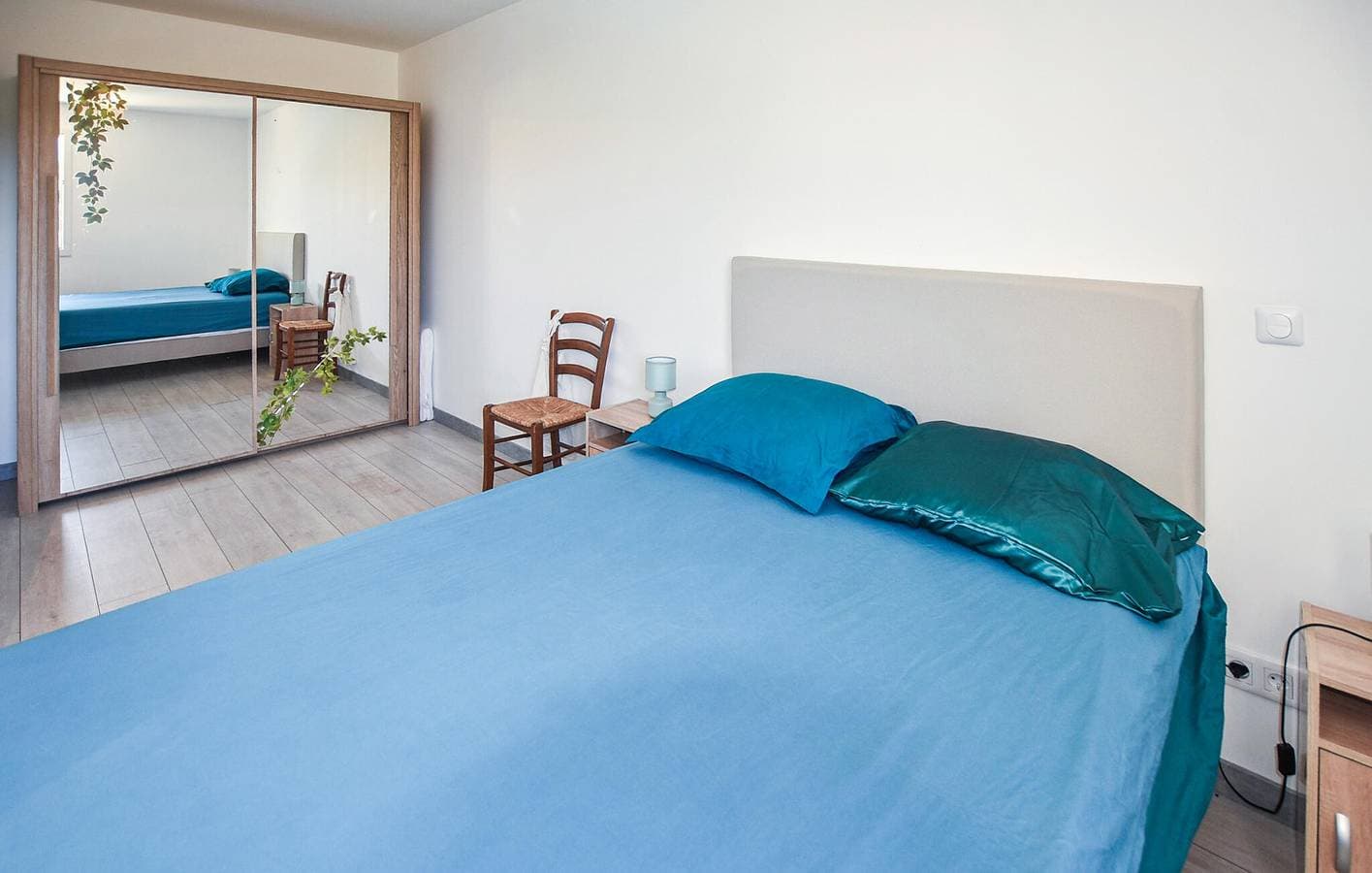 Foto 12 von 17: Charming 2-Bed Apartment with Pool & Garden, 700m from Stadtzentrum