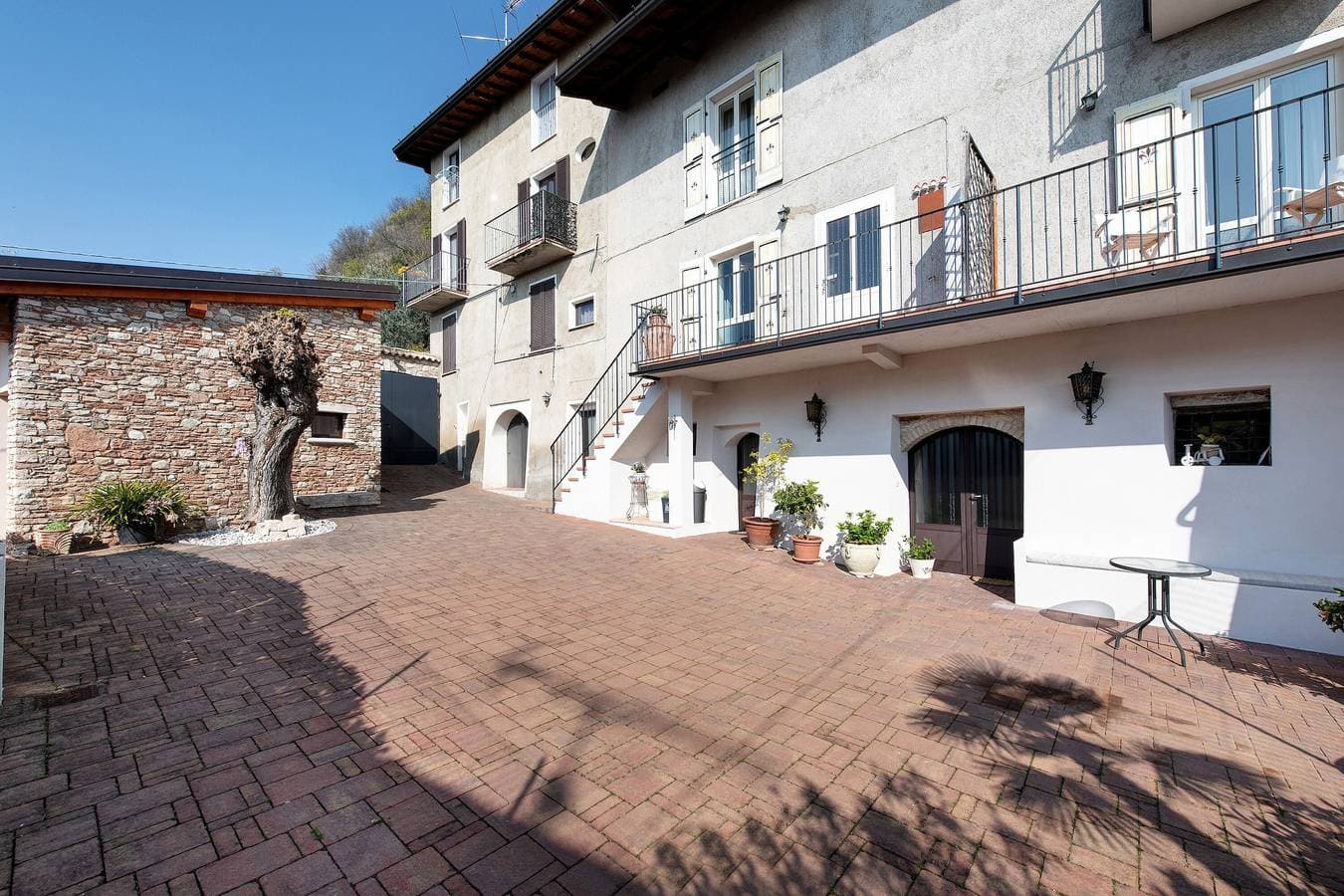 Foto 2 von 39: Bed and Breakfast 'Giardini Di Corte - Dalia' mit Seeblick, WLAN und Klimaanlage