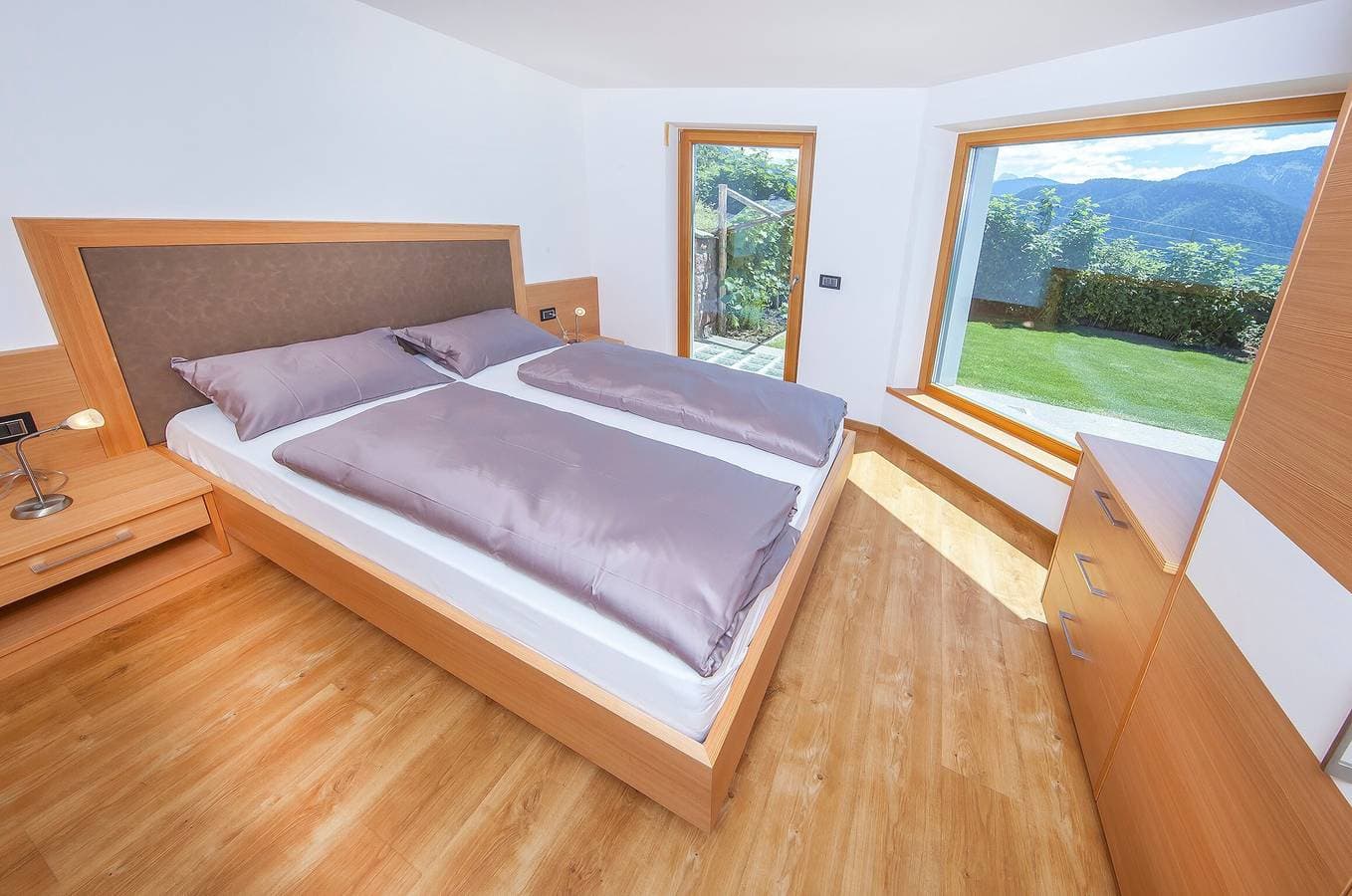 Foto 6 von 12: Ferienwohnung 'Avea App 1-2 Personen' mit Bergblick und Garten