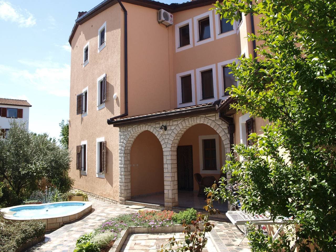 Foto 3 von 21: Appartement in Fažana mit Möbliertem Balkon