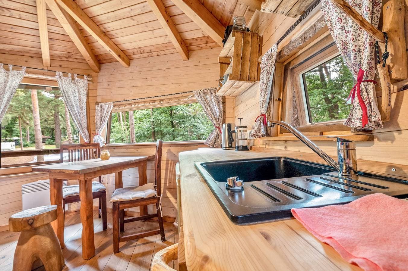 Foto 8 von 25: Ferienhaus 'Baumhaus Wernerwald' mit Balkon und WLAN