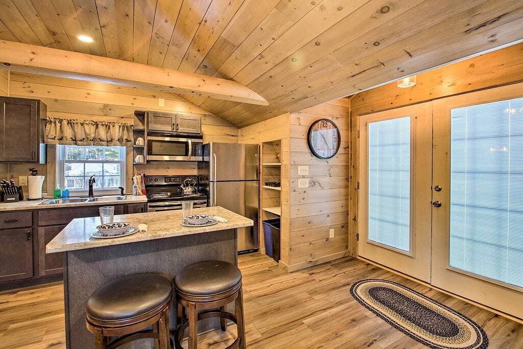 Foto 12 von 23: Neu! Sebago Lake Haven w / Deck & Waterfront View