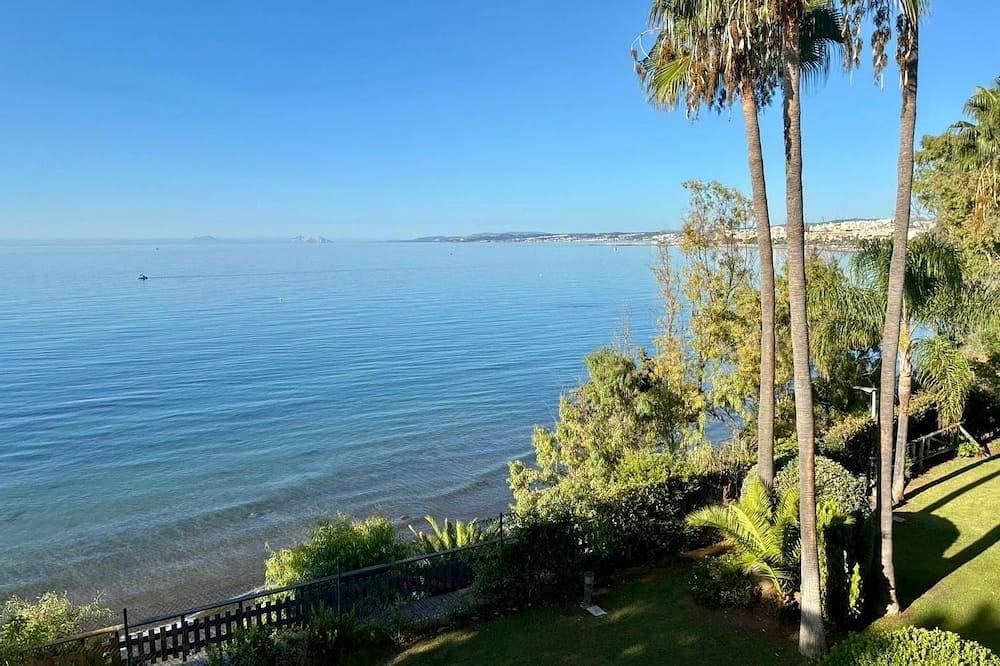 Apartment on the beachfront in Estepona, 1