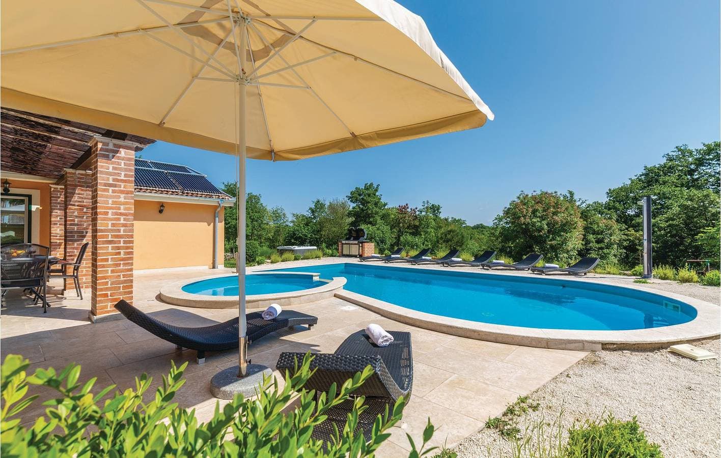 Foto 12 von 46: Geräumige 170 m² große Wohnung mit WLAN, Pool und Terrasse