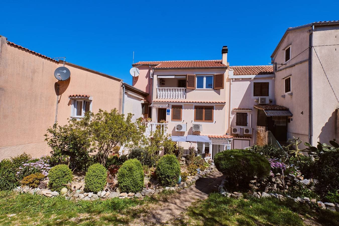 Foto 11 von 22: Das Apartment Jasmina 1 befindet sich in ruhiger Lage in Mali Lošinj. Es ist ideal für zwei Personen und besteht aus einem Schlafzimmer, einem Badezimmer, einem Wohnzimmer, einem Esszimmer und einer Küche. Es verfügt außerdem über eine Terrasse und einen Parkplatz vor dem Gebäude.