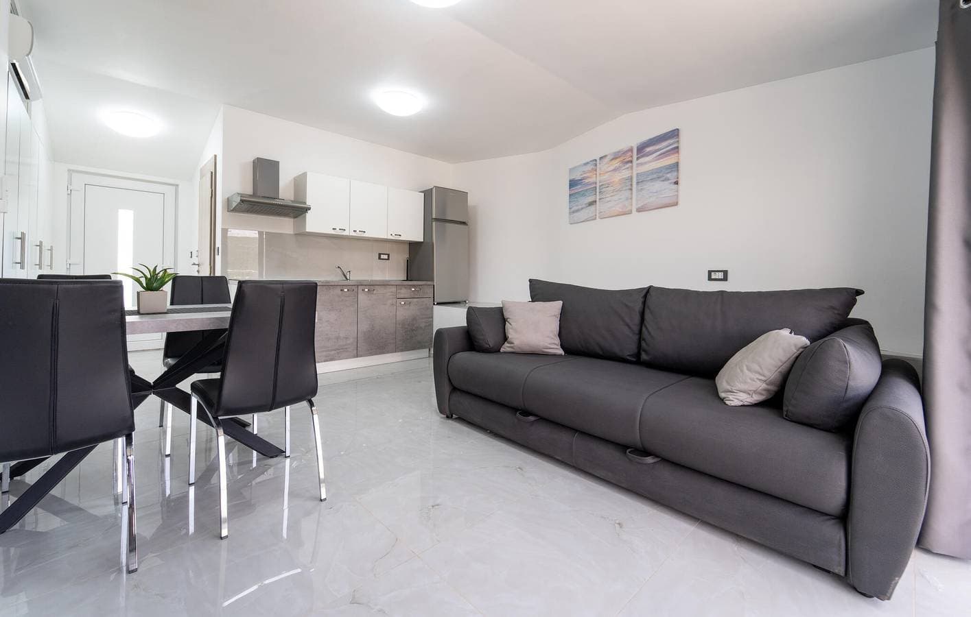 Foto 6 von 24: Apartment mit Meerblick, Terrasse und Parkplatz in der Nähe von Donji Karin