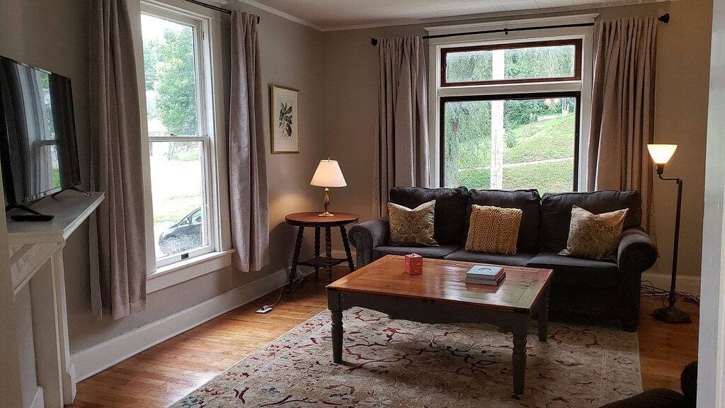 Spacious Victorian perfect for large groups.  Walk to Main Street! 1