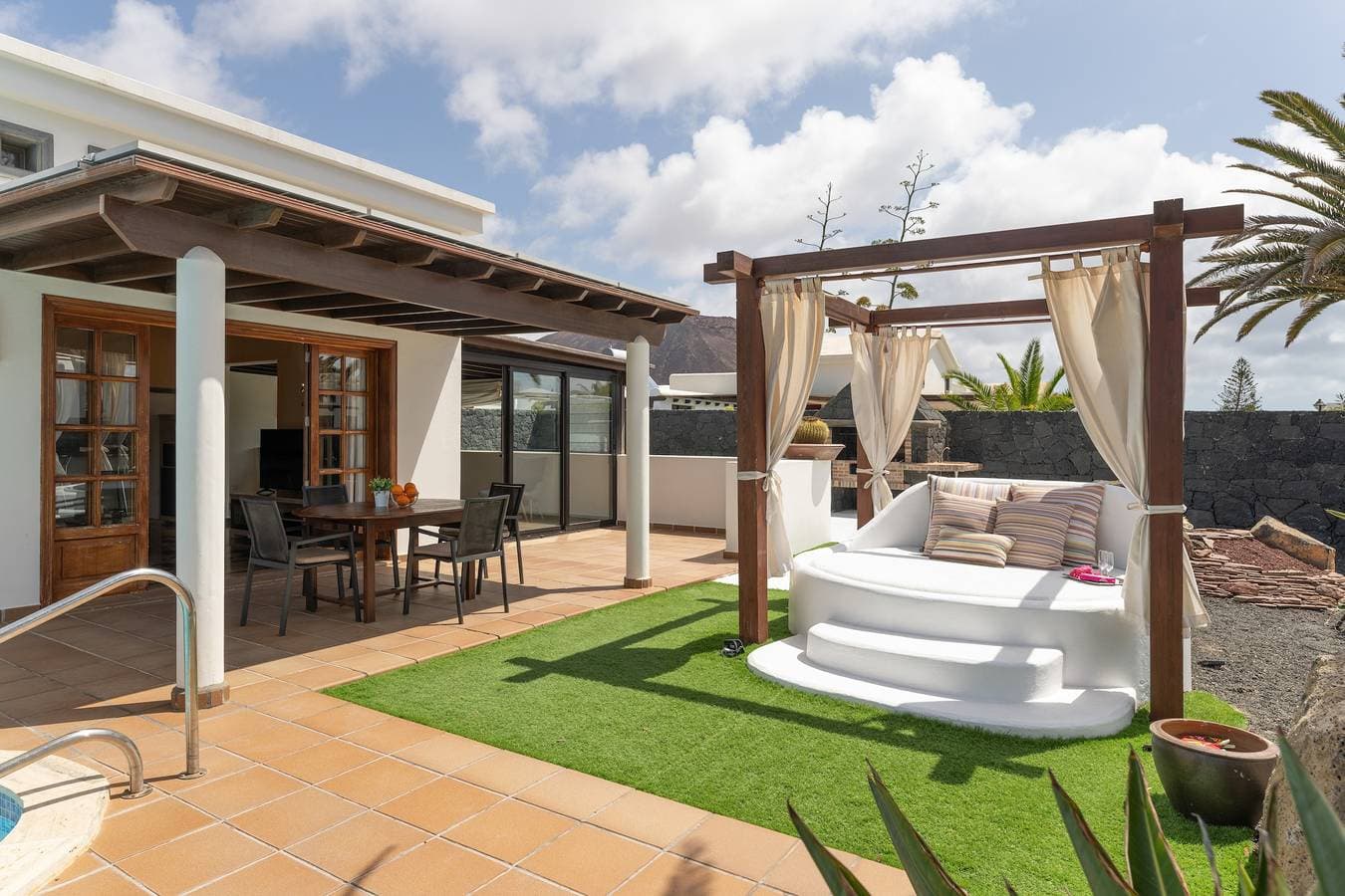 Foto 3 von 29: Ferienvilla 'Carabela 83' mit Bergblick, privatem Pool und WLAN