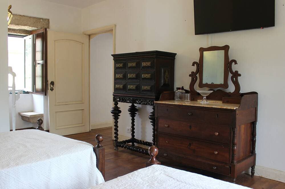 Foto 13 von 30: Quinta Paredes, Land of Paradise, immersed in nature, with its medieval tower.
