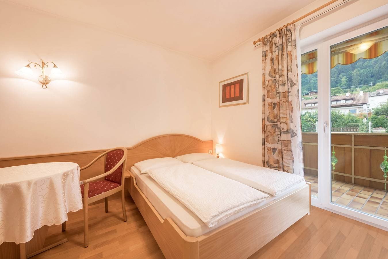 Foto 4 von 19: Ferienwohnung "Residenz Kronstein - 4" mit Balkon, Gemeinschaftsgarten und Bergblick