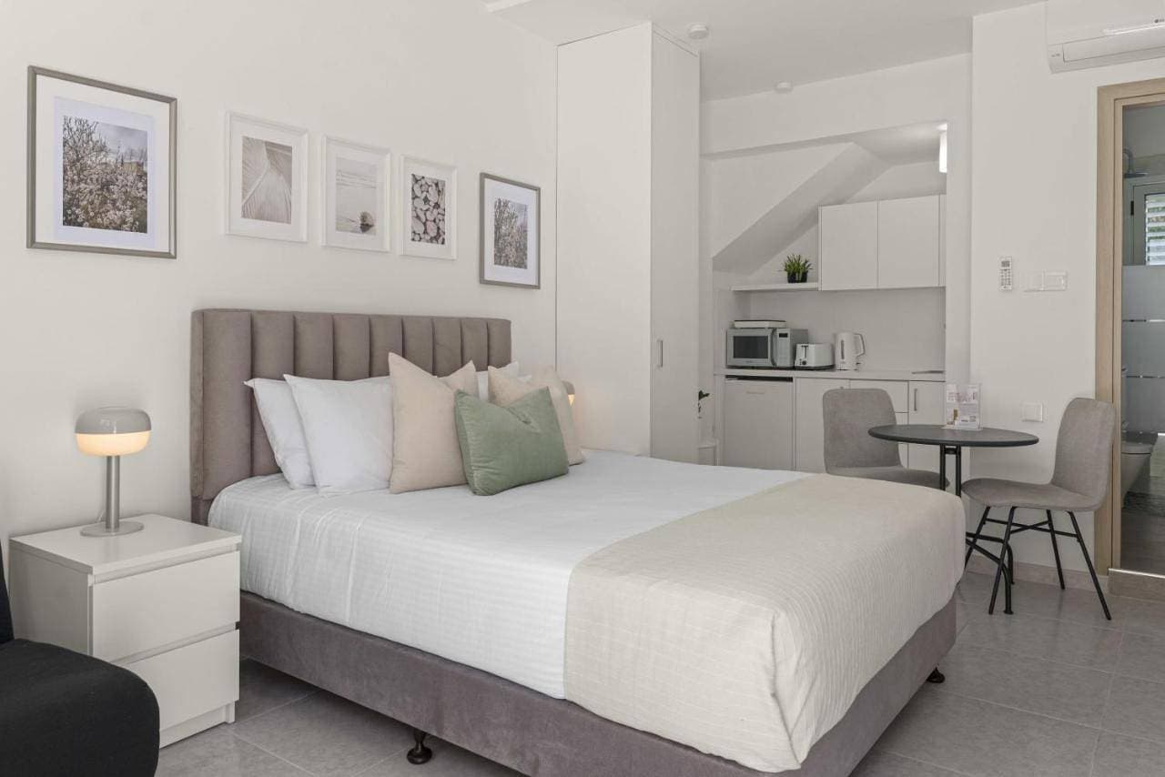 Phaedrus Living: Alkminis Seaside Suites Sand 1