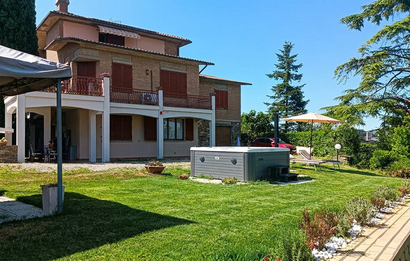 Appartement am Fluss mit Parkplatz und Annehmlichkeiten 1