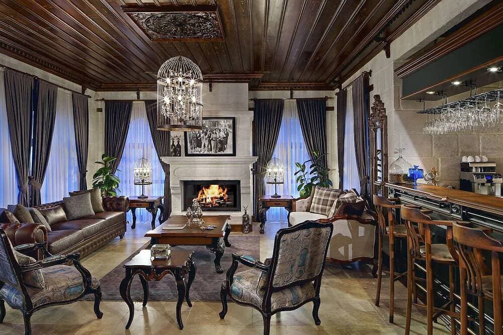 Foto 9 von 16: Historic Cave Room Retreat with Pool, Sauna & Elegant International Cuisines!