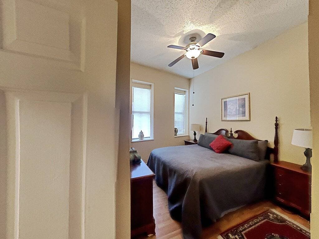 Foto 12 von 18: Amazon Alexa aktiviert Wohnung einen Block vom Park entfernt