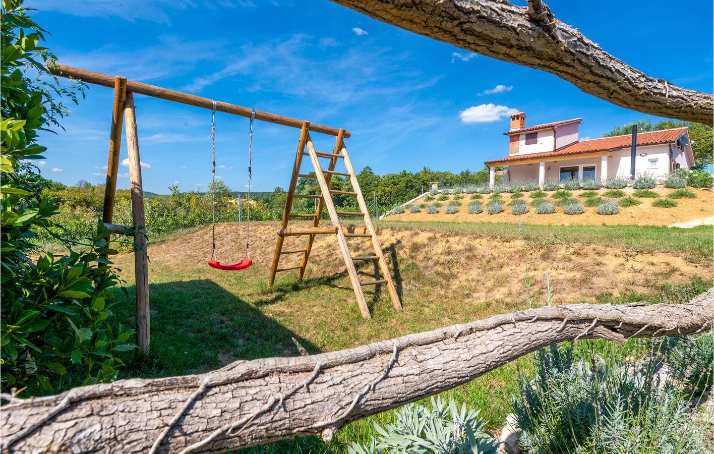 Foto 10 von 31: Charmante Ferienwohnung mit Pool und Terrasse, 2,5 km vom Fluss Raša entfernt